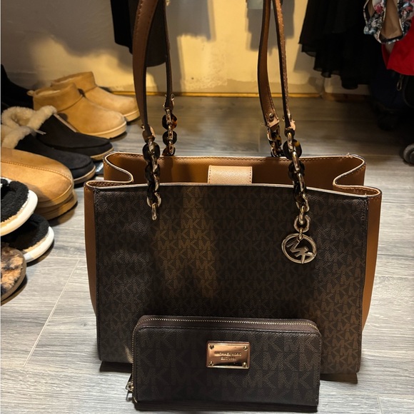 Michael Kors Brown Monogram Shoulder Bag with Wallet - Picture 1 of 3
